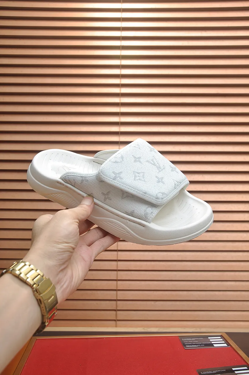 Men's men's shoes 💰340💶 [Louis Vuitton LV slippers] (high-end cowhide) counter 1:1 fashion style, a must-have for summer! The designer used LV’s iconic outsole. The original simple slippers instantly become fashionable! The upper is made of flexible special cowhide leather straps alternately, and the workmanship is exquisite! A must-have for stylish men in summer, size 38-45 (45 customized)